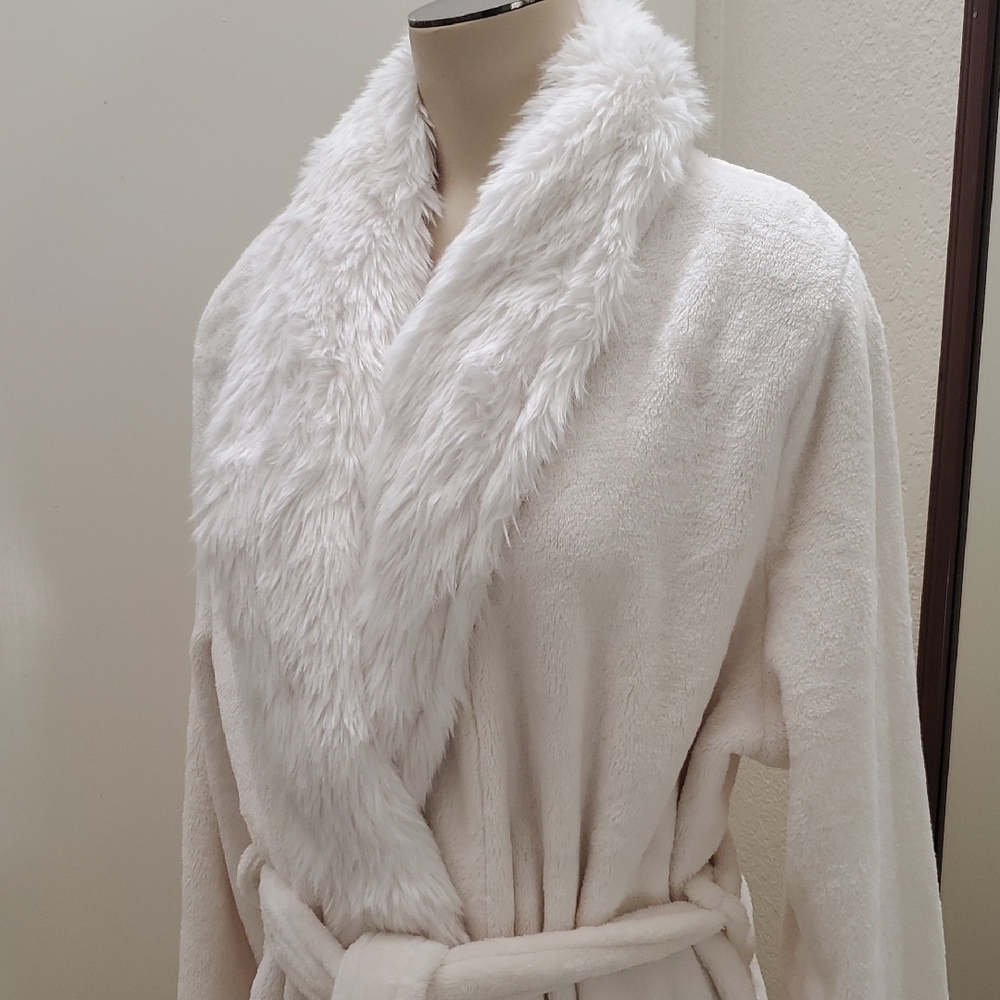 Shimera Nordstroms Cream Plush Robe NWT
